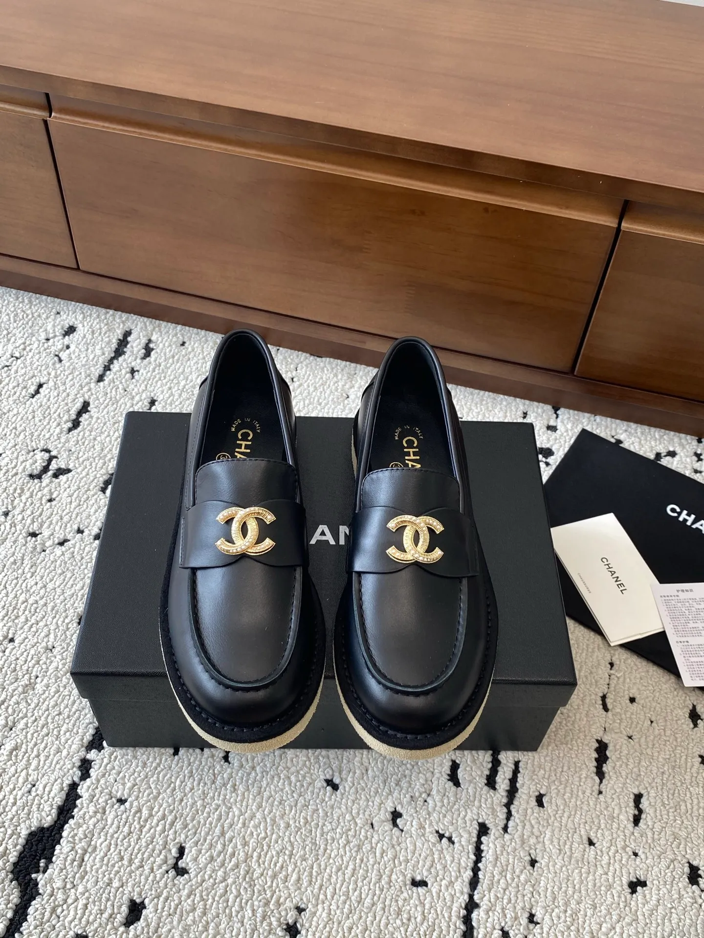 👟👟Ex-factory price 620👟👟Higher version 🍀2025 autumn and winter new Chanel Chanel entrance hardware buckle, Loaf lazy shoes, can be worn all year round. No matter when you wear it, it is very high-end and durable. Go shopping and attract attention on the street! Easily travel between commuting and leisure occasions, and become a carefree fashionable and elegant woman ~ Upper: cowhide/cow nubuck leather/open edge beads Inner: lambskin Sole: Italian raw rubber outsole leather strip Code number: 35-39 (40/41 customized, non-refundable and non-exchangeable 👉 Buy now👉 Buy now👉 Buy now👉
